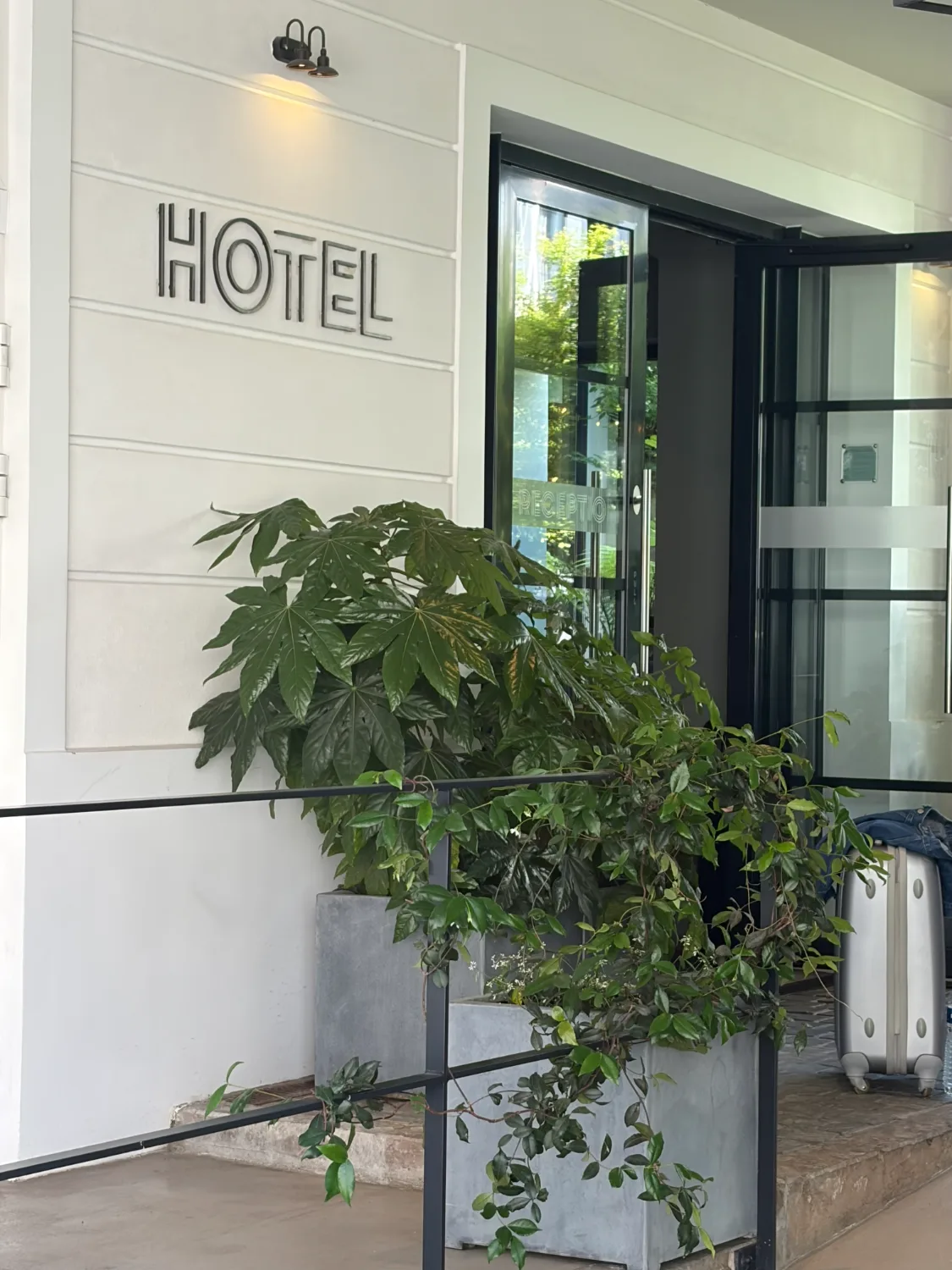 Hôtel indépendant - façade entrée avec verdure