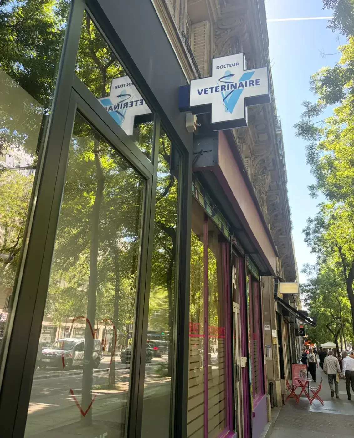 Devanture d'une clinique vétérinaire à Paris