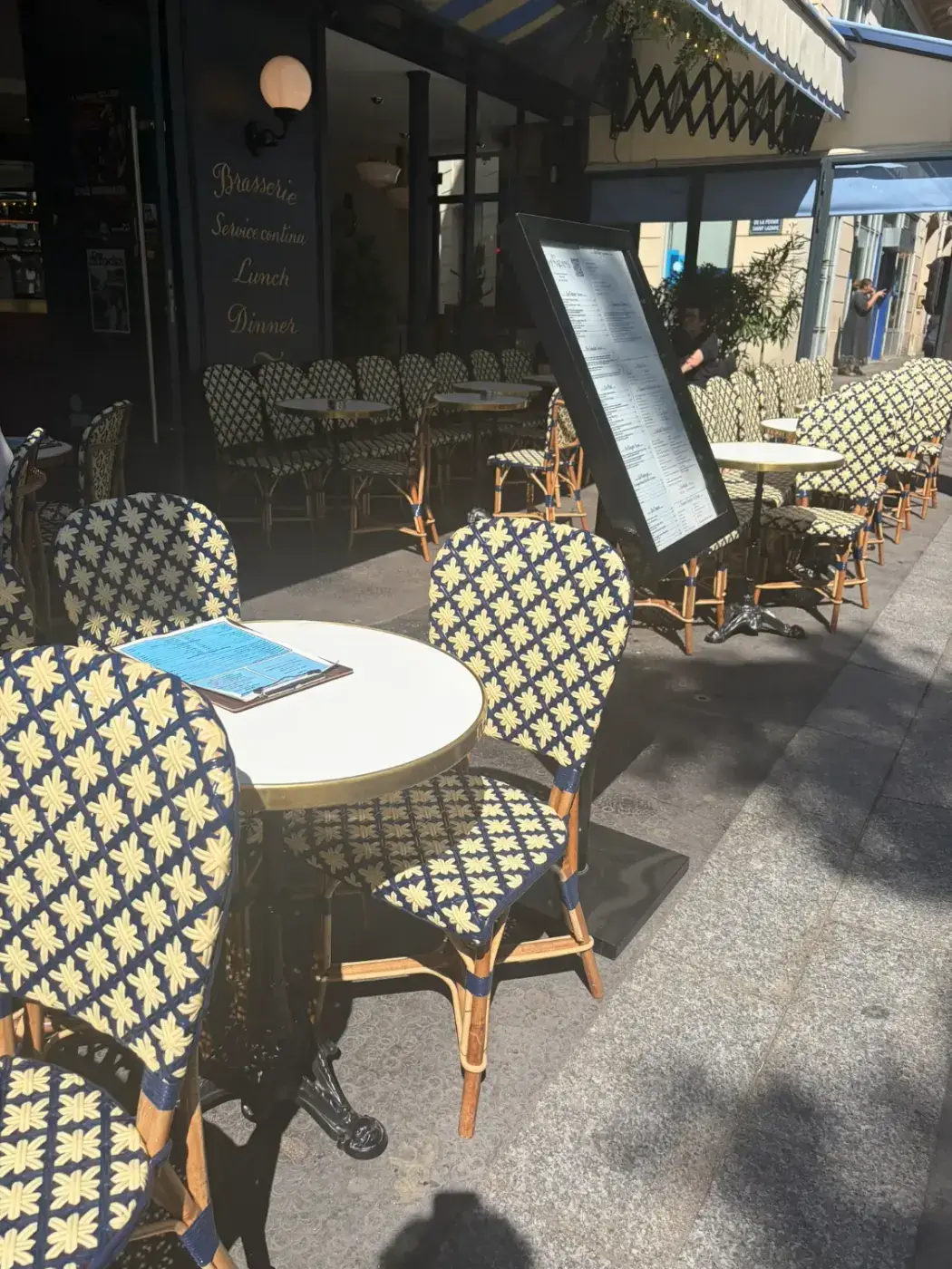 Brasserie parisienne en terrasse
