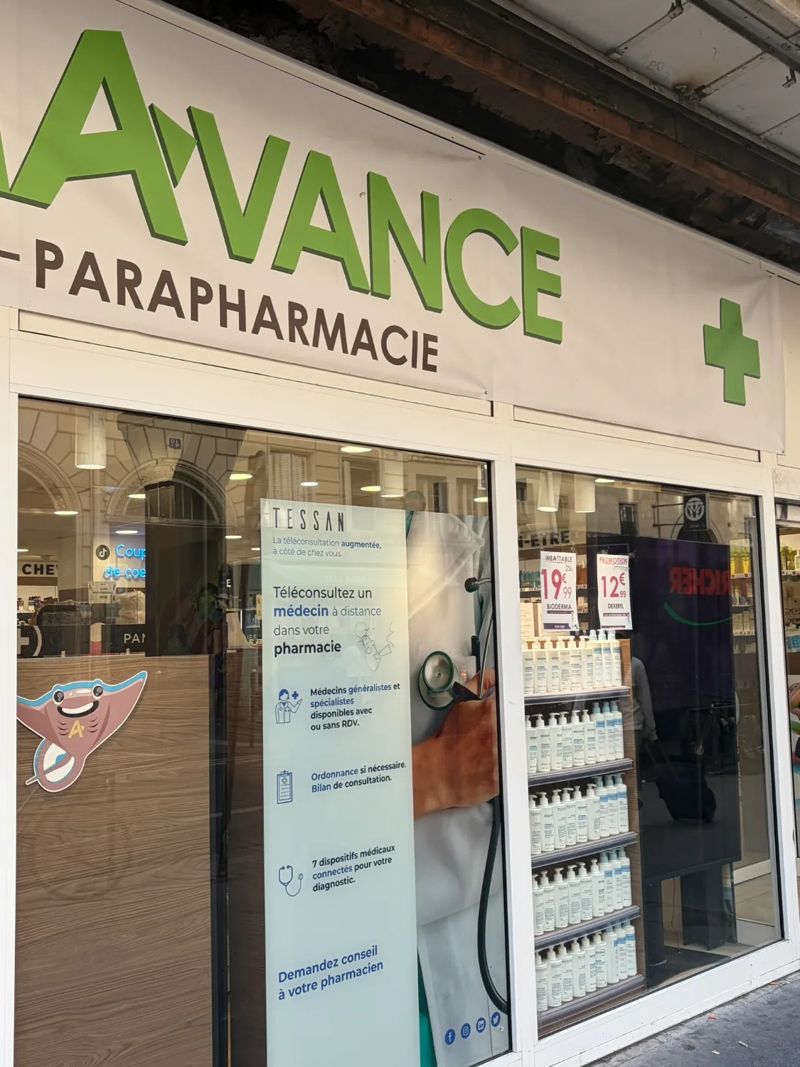 Devanture de parapharmacie - croix verte et vitrine dermo-cosmétique