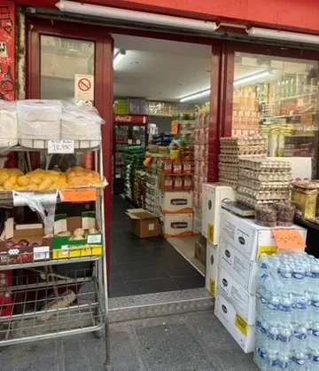 Épicerie de proximité - devanture et étals de rue
