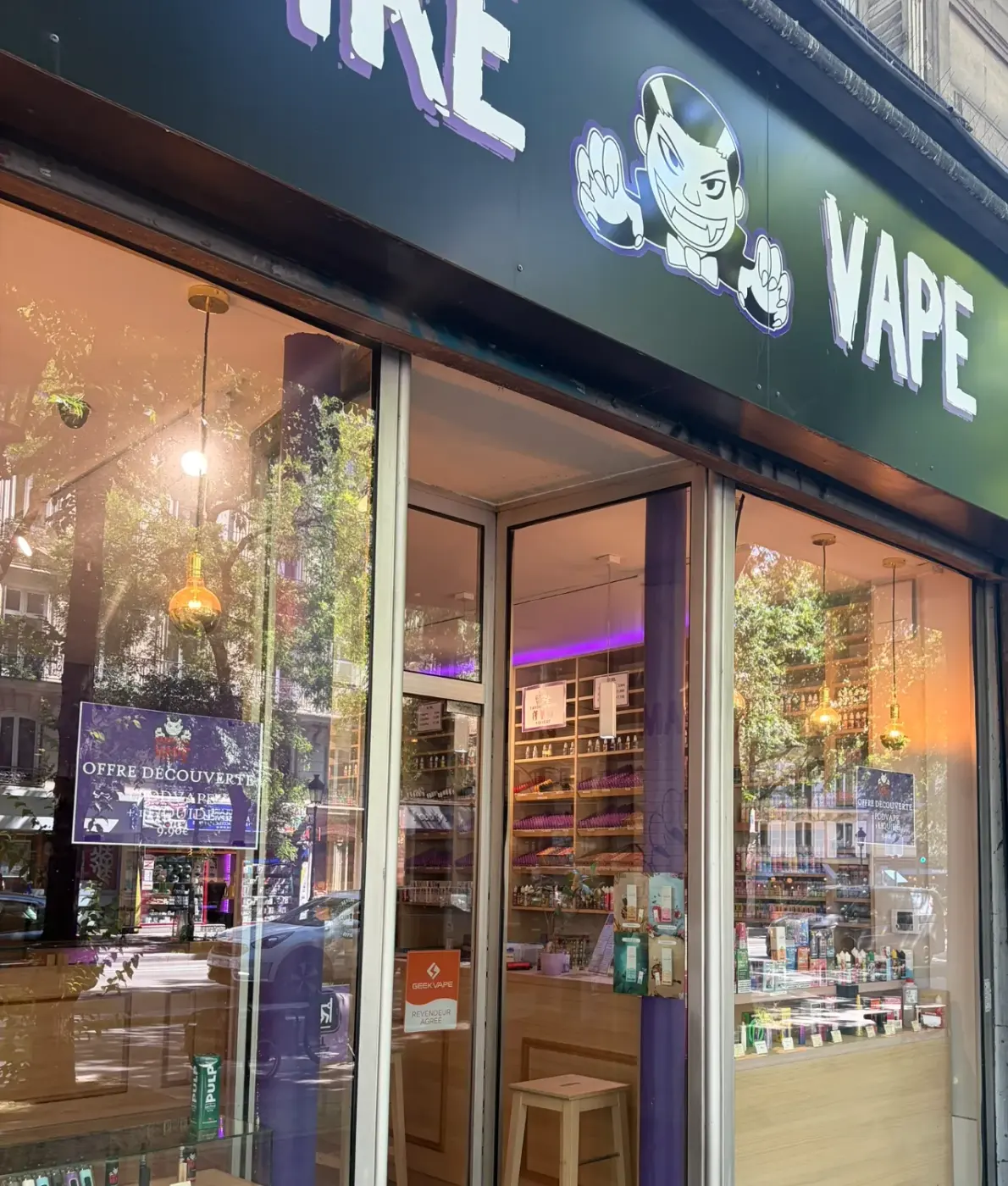 Devanture de vape shop - e-liquides et cigarettes électroniques